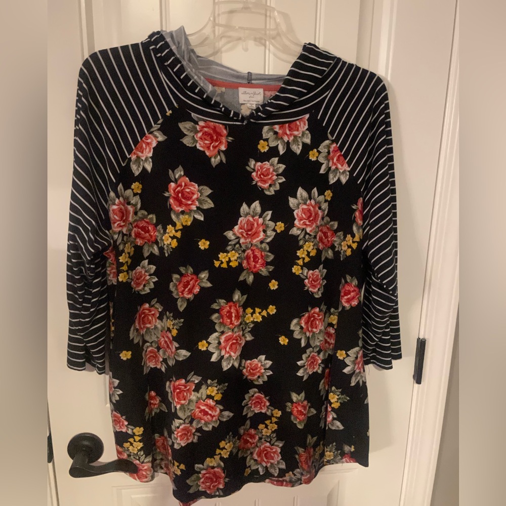 🌹EUC Ultra Flirt Women’s plus hooded shirt